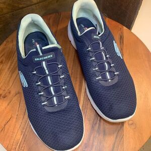 Skechers like new sneakers.  Inv 5275